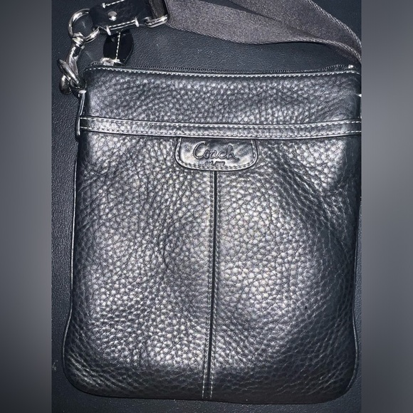 EUC Coach Black Pebbled Leather Swingpack Crossbody - Black - Picture 3 of 9
